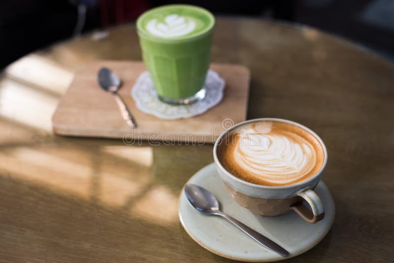 Горячие пить с чаем matcha кофе latte зеленым на деревянном столе стоковые фотографии rf Горячие пить с чаем matcha кофе latte зеленым на деревянном столе стоковые фотографии rf
