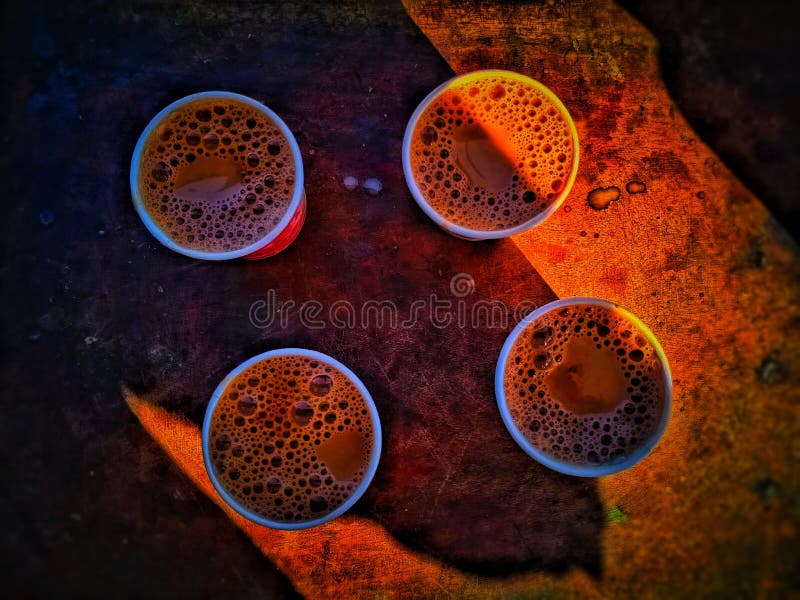 Горячие чашки чая masala через вид сверху с красной голубой простой окрашенной поверхности