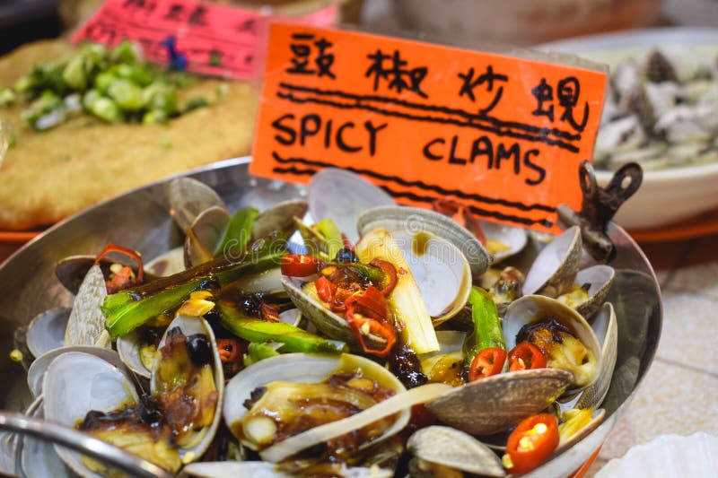 Горячий бак с пряными clams проданными на уличном рынке в Гонконге Китае стоковые изображения Горячий бак с пряными clams проданными на уличном рынке в Гонконге Китае стоковые изображения