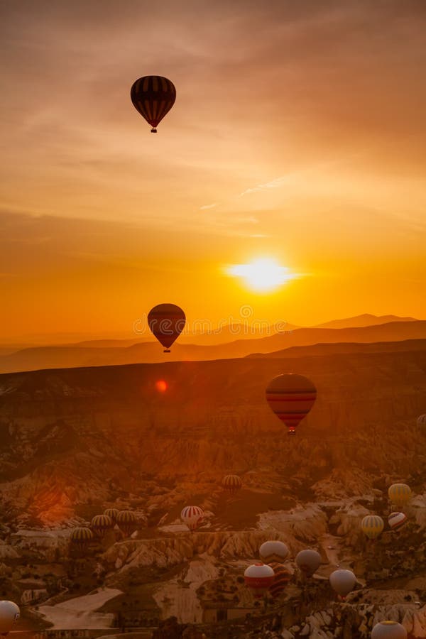 Горячий воздушный шар летая над ландшафтом утеса на Cappadocia Турции стоковые фото Горячий воздушный шар летая над ландшафтом утеса на Cappadocia Турции стоковые фото