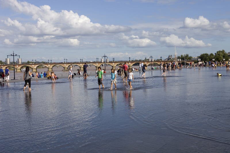 Горячий день на зеркале воды, Франция стоковые изображения Горячий день на зеркале воды, Франция стоковые изображения