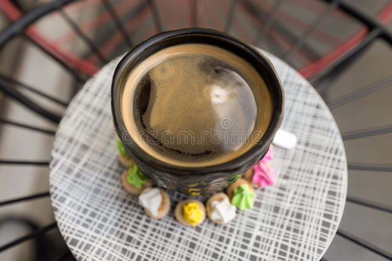 Горячий кофе Americano с верхней частью crema в первоклассном черном стеклянном surr стоковые изображения rf