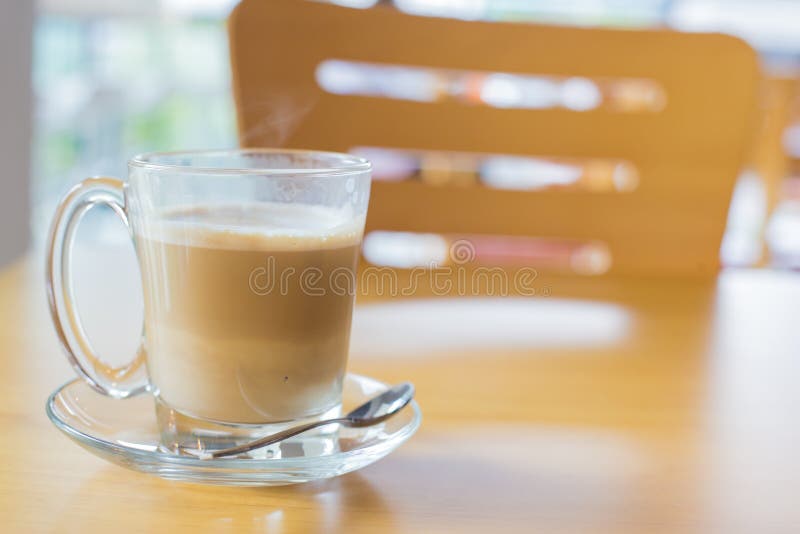 горячий кофе latte на стиле деревянного стола, винтажного и ретро стоковые изображения rf горячий кофе latte на стиле деревянного стола, винтажного и ретро стоковые изображения rf