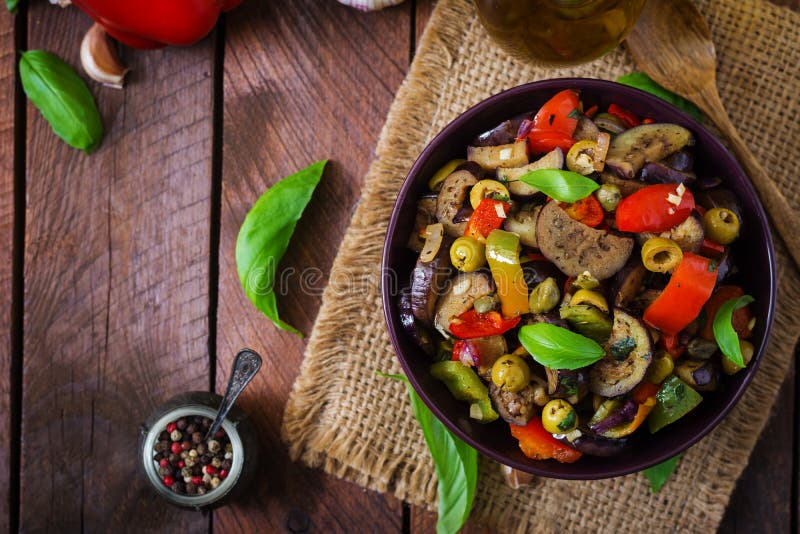 Горячий пряный баклажан тушёного мяса, сладостный перец, оливки и каперсы стоковое фото Горячий пряный баклажан тушёного мяса, сладостный перец, оливки и каперсы стоковое фото