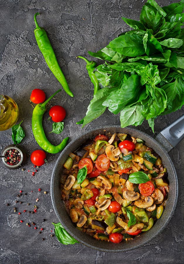 Горячий пряный баклажан тушёного мяса, сладостный перец, томат, цукини и грибы стоковые изображения Горячий пряный баклажан тушёного мяса, сладостный перец, томат, цукини и грибы стоковые изображения