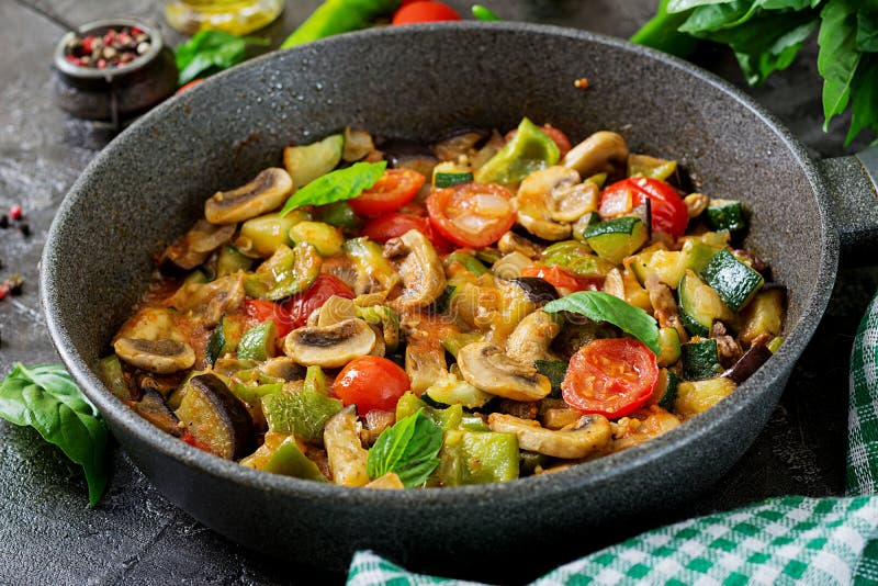 Горячий пряный баклажан тушёного мяса, сладостный перец, томат, цукини и грибы стоковые изображения rf Горячий пряный баклажан тушёного мяса, сладостный перец, томат, цукини и грибы стоковые изображения rf