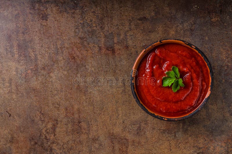 Накаленный докрасна соус от перцев и томатов чилей в малом стекле Bo ...