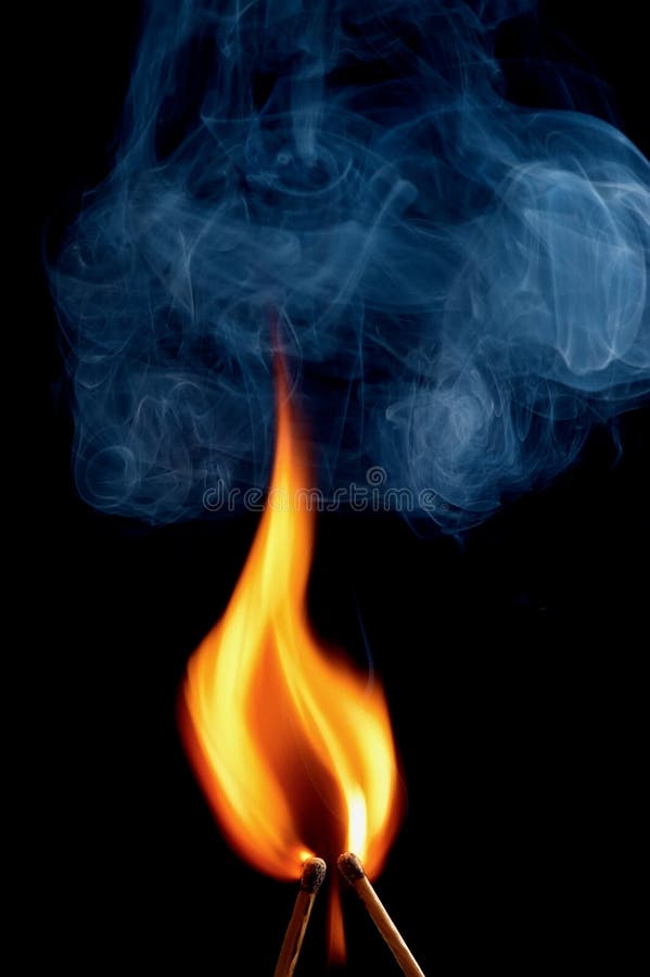 Две горящие спички стоковые изображения