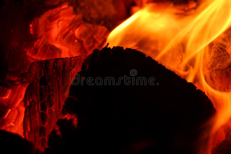 Горящие embers в темноте стоковые фото Горящие embers в темноте стоковые фото