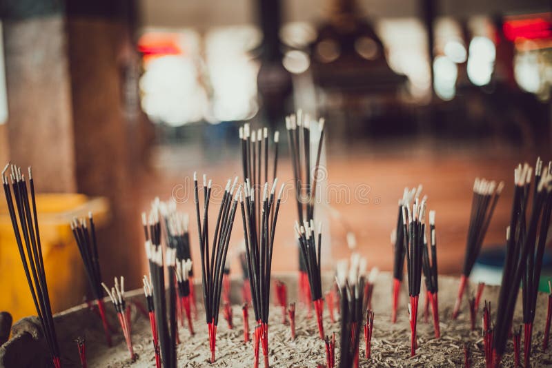 Горящие ароматичные ручки ладана Incense для молить Будды или индусских богов для того чтобы показать уважение стоковые изображения rf Горящие ароматичные ручки ладана Incense для молить Будды или индусских богов для того чтобы показать уважение стоковые изображения rf