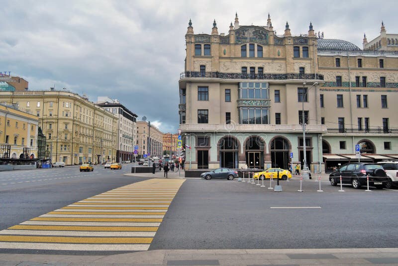 Гостиница Metropol, известное историческое здание, и много желтых такси стоковое фото rf Гостиница Metropol, известное историческое здание, и много желтых такси стоковое фото rf