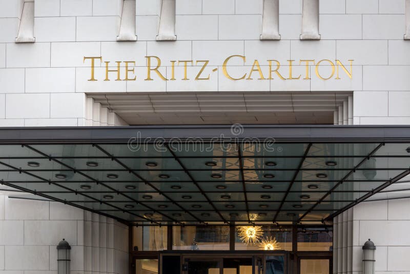 Гостиница Ritz-carlton подписывает внутри Берлин Германию стоковые изображения rf Гостиница Ritz-carlton подписывает внутри Берлин Германию стоковые изображения rf