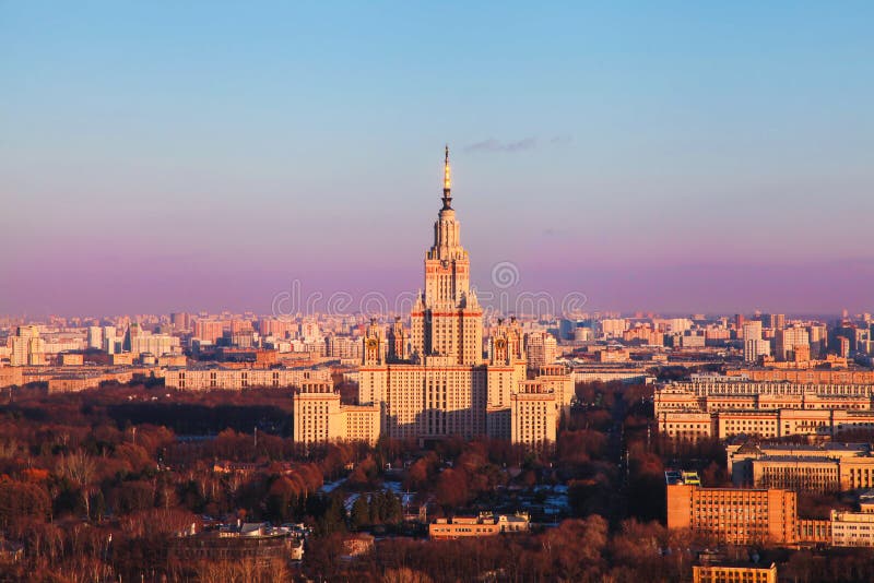 Государственный университет Москвы на восходе солнца E r стоковое изображение rf Государственный университет Москвы на восходе солнца E r стоковое изображение rf