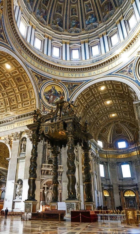 ГОСУДАРСТВО ВАТИКАН, ИТАЛИЯ: 11-ОЕ ОКТЯБРЯ 2017: Интерьер ` St Peter стоковые фотографии rf ГОСУДАРСТВО ВАТИКАН, ИТАЛИЯ: 11-ОЕ ОКТЯБРЯ 2017: Интерьер ` St Peter стоковые фотографии rf