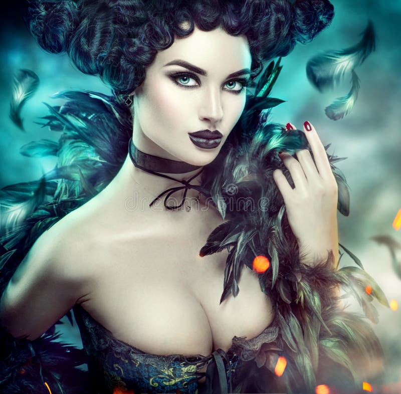 Готическая сексуальная молодая женщина halloween Красивая модельная девушка с макияжем фантазии в костюме goth с черными пер стоковая фотография rf