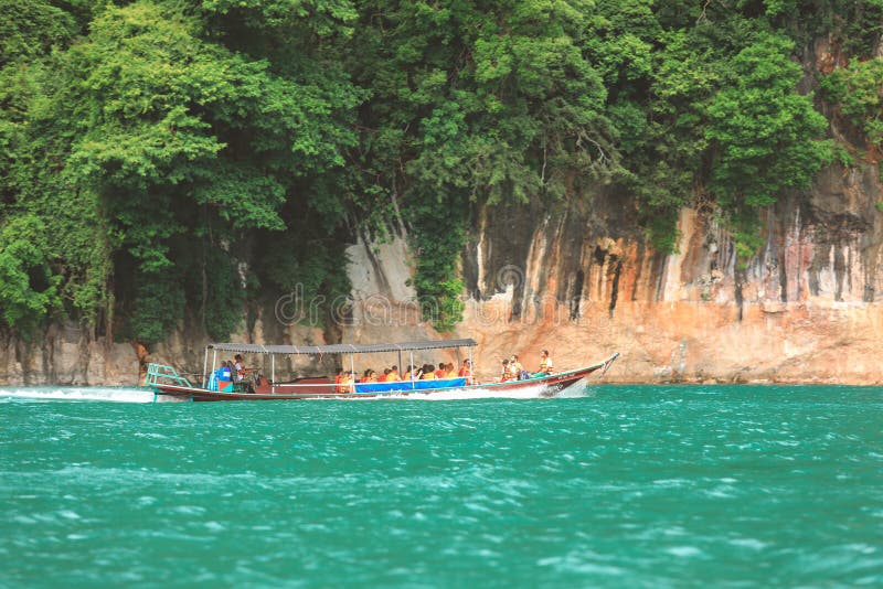 Готовящ фотографию Krabi, Таиланд - 3-ье февраля 2018: Туристское перемещение группы шлюпкой длинного хвоста на море Andaman стоковая фотография rf Готовящ фотографию Krabi, Таиланд - 3-ье февраля 2018: Туристское перемещение группы шлюпкой длинного хвоста на море Andaman стоковая фотография rf
