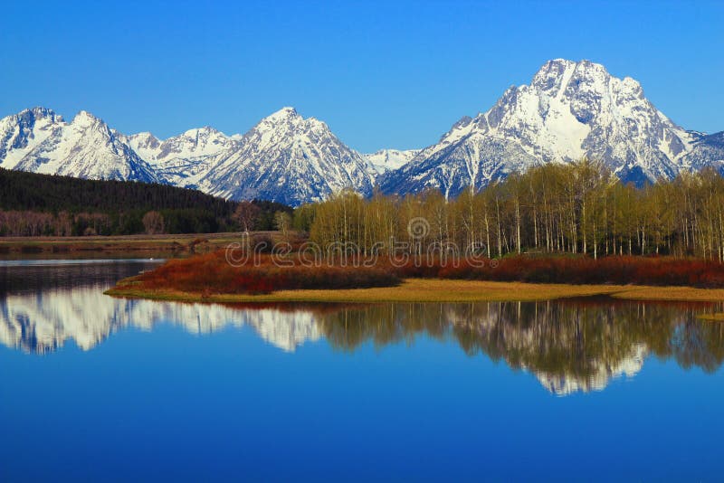 Грандиозный ряд Teton отразил в загибе Рекы Снейк, грандиозном национальном парке Oxbow Teton, Вайоминге стоковое фото