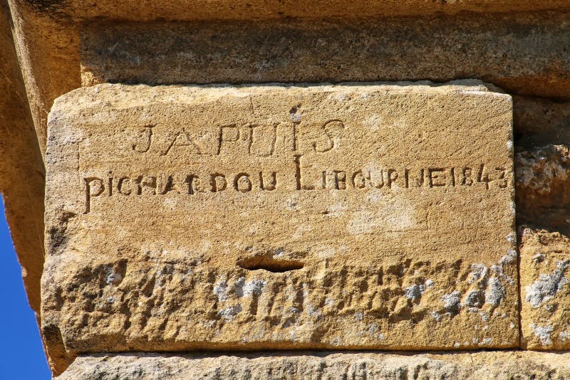 Граффити XIX века на Pont du Гаре, южной Франции стоковые фотографии rf Граффити XIX века на Pont du Гаре, южной Франции стоковые фотографии rf