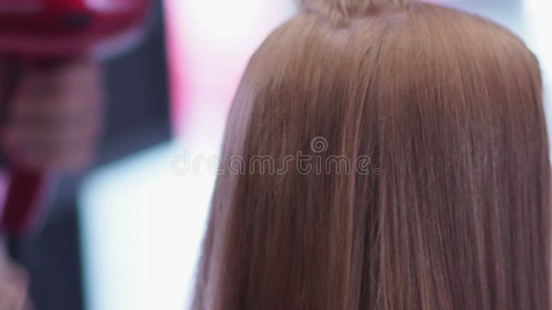 Гребень снесенный волосами, волосы высушен феном для волос Замедление