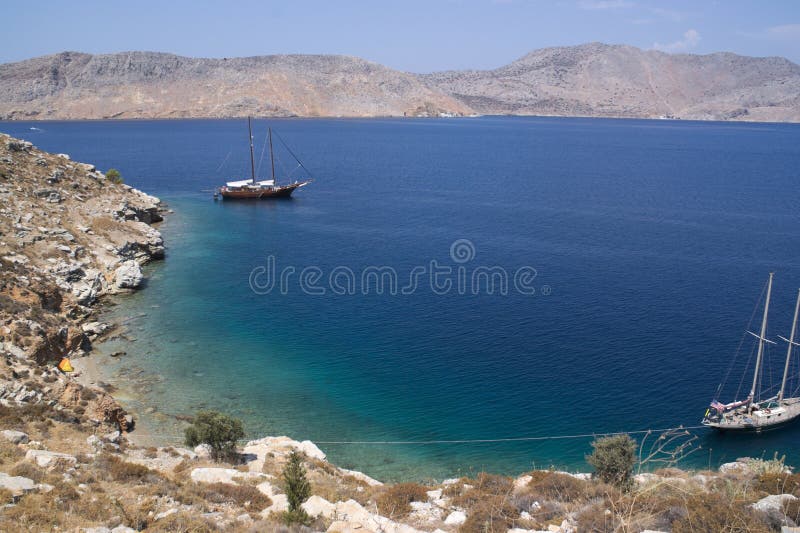 Греция, Symi 2 парусника в заливе стоковые фотографии rf Греция, Symi 2 парусника в заливе стоковые фотографии rf