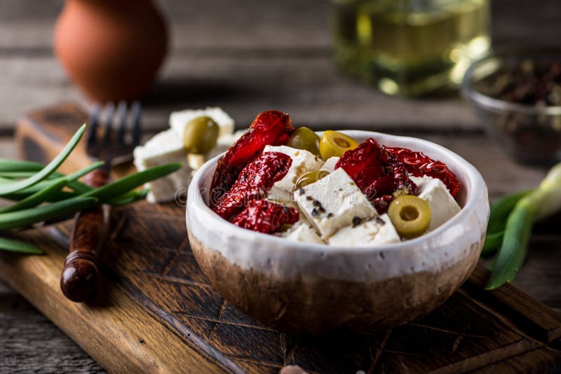 Греческое фета сыра с травами и оливками, sundried томатами Болгарский сыр Фета в масле Масло Olove r стоковое фото rf Греческое фета сыра с травами и оливками, sundried томатами Болгарский сыр Фета в масле Масло Olove r стоковое фото rf