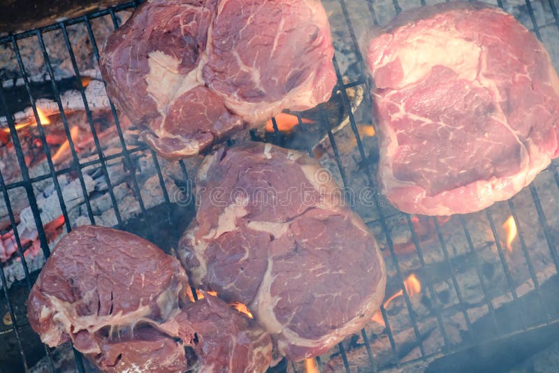 Гриль стейка говядины сырого мяса, крупный план сада стоковые фото Гриль стейка говядины сырого мяса, крупный план сада стоковые фото