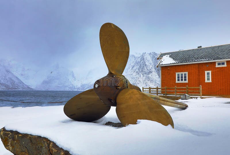Грузите пропеллер как памятник в рыбацком поселке Hamnoi, островах Lofoten, Норвегии стоковые фото