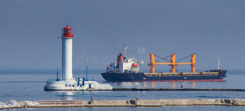 Грузовой корабль порта груза морской нагруженный с доставкой стоковое изображение rf Грузовой корабль порта груза морской нагруженный с доставкой стоковое изображение rf