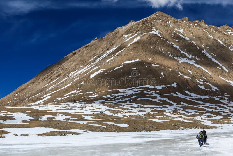 Группа в составе backpacker идет на замороженное реку на пути к священной горе Kailash, Тибету стоковое изображение Группа в составе backpacker идет на замороженное реку на пути к священной горе Kailash, Тибету стоковое изображение