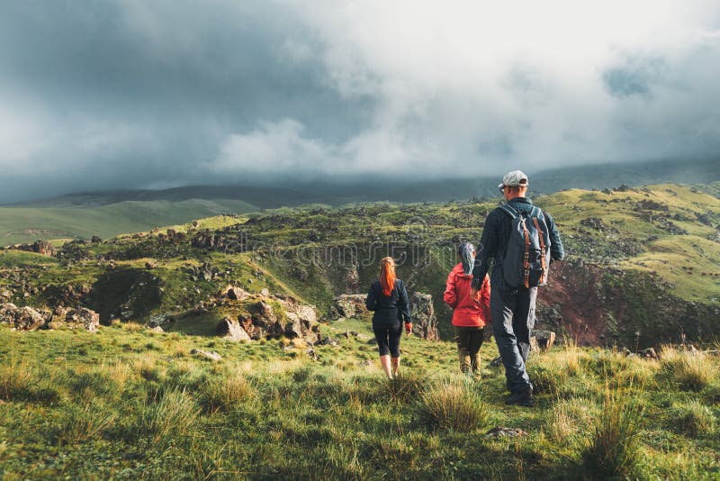 Группа в составе Hikers идя вдоль зеленых холмов, вид сзади Концепция открытия туризма перемещения стоковое фото Группа в составе Hikers идя вдоль зеленых холмов, вид сзади Концепция открытия туризма перемещения стоковое фото