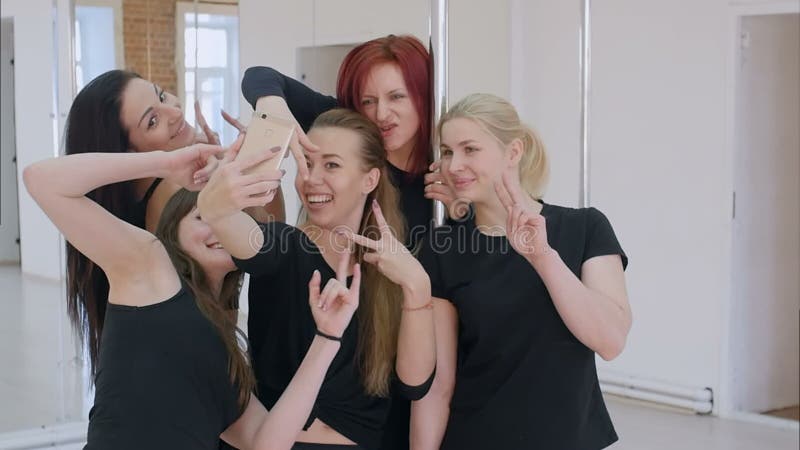 Группа в составе красивые молодые женщины принимая selfie со смартфоном во время танц-класса поляка сток-видео