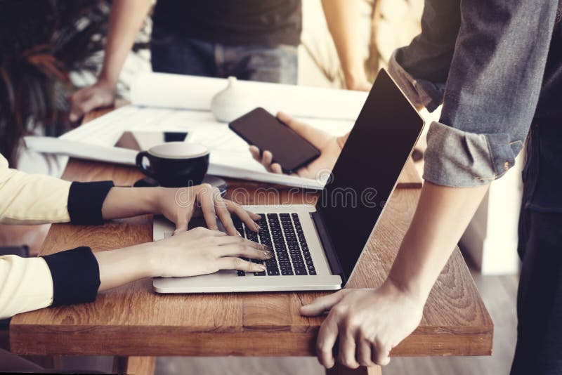 Группа в составе молодые бизнесмены Азии на встрече Startup концепция дела стоковая фотография