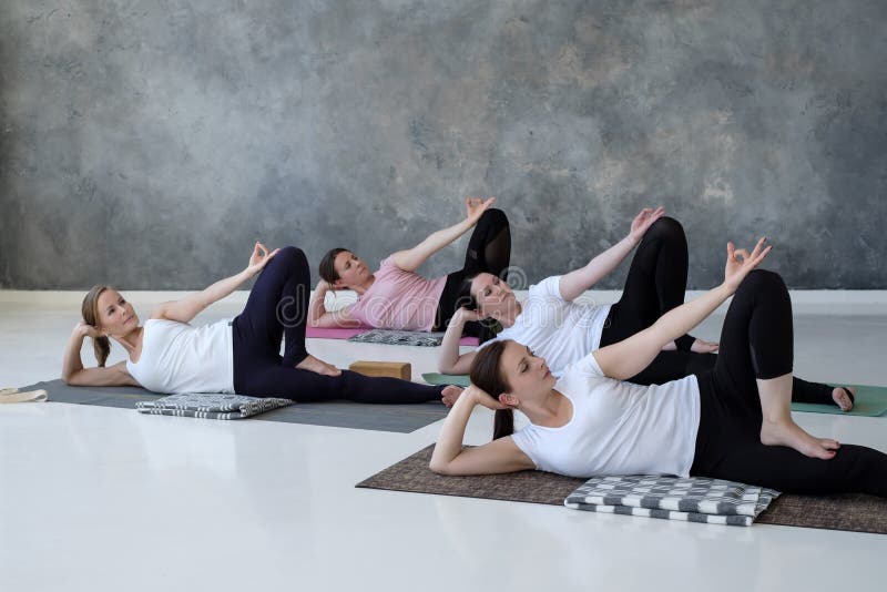 Группа в составе несколько европейских женщин делая anantasana позиции йоги стоковые фото Группа в составе несколько европейских женщин делая anantasana позиции йоги стоковые фото