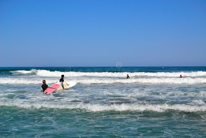 группа в составе серферы занимаясь серфингом inTorremolinos, Коста del Sol, Испания стоковая фотография группа в составе серферы занимаясь серфингом inTorremolinos, Коста del Sol, Испания стоковая фотография