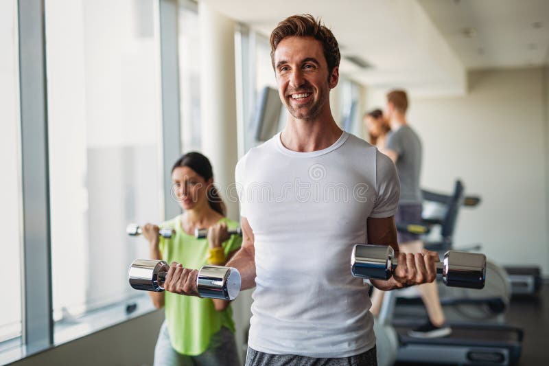 группа молодых людей happy fit делает упражнения вместе в современном фитнес-зале стоковые фотографии rf