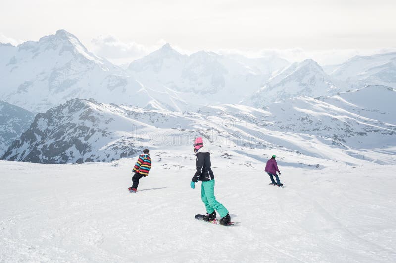 Группа списки сноубордистов freeride и сноуборд поездок на склоне стоковые изображения
