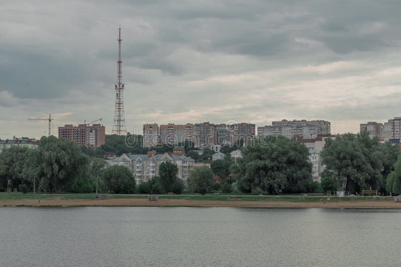 грюньи третьего мира старый сср город пейзаж панорама озеро вид на передний план моди облачно дождливое время дня стоковое изображение