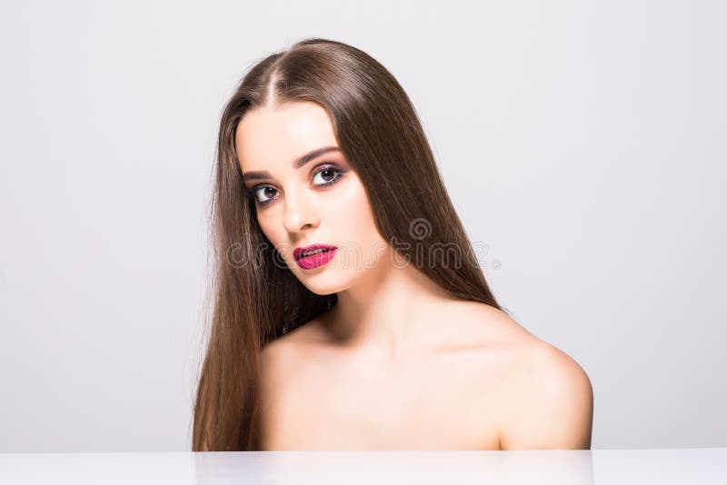 губы highlighter стиля причёсок лоска очарования красивейшего темного способа бровей свежие делают составом модельный портрет ром стоковое изображение губы highlighter стиля причёсок лоска очарования красивейшего темного способа бровей свежие делают составом модельный портрет ром стоковое изображение