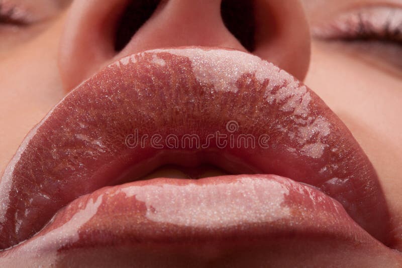 губы улучшают женщину s глянцеватую