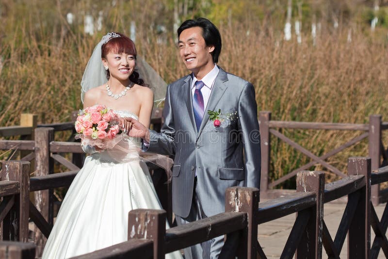 гулять groom моста 2 невест счастливый излишек стоковые фотографии rf