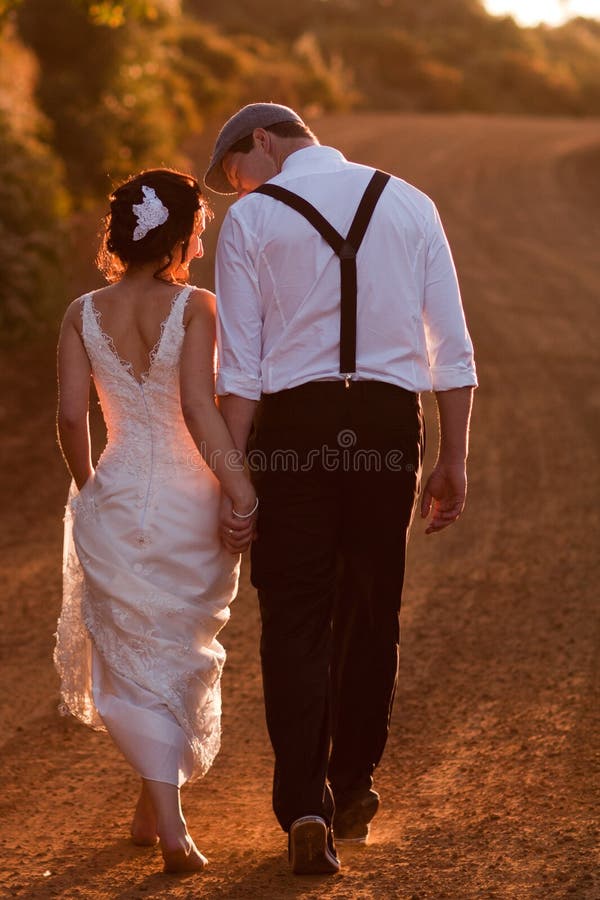 гулять groom невесты стоковые фото гулять groom невесты стоковые фото