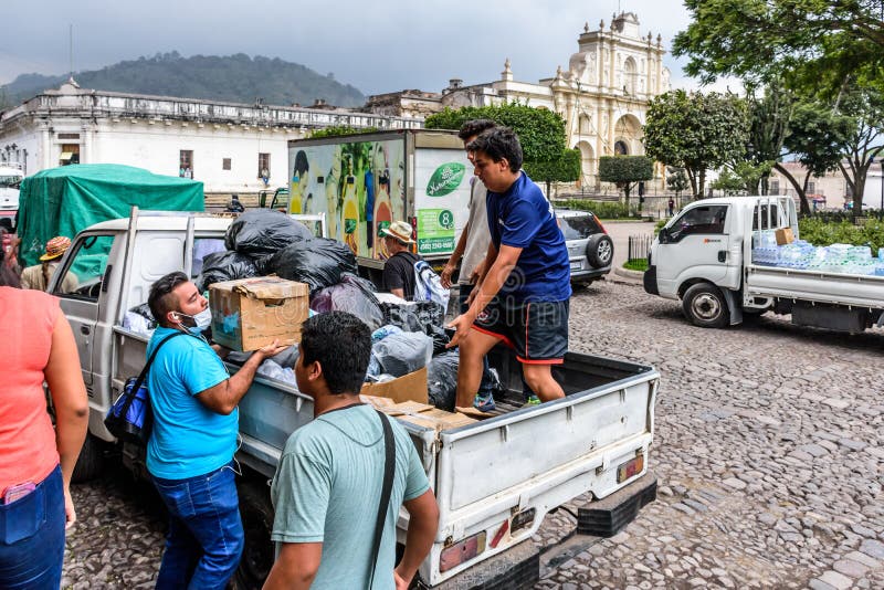 Гуманитарная помощь после извержения вулкана Fuego, Антигуа, Guatemal стоковые изображения rf Гуманитарная помощь после извержения вулкана Fuego, Антигуа, Guatemal стоковые изображения rf