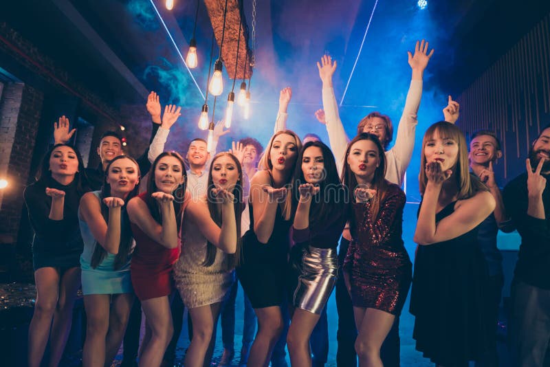 гуп из студентов влюбленных подружек с друзьями отдыхают выходные праздники 14 февраля в дискотеке стоковые изображения rf