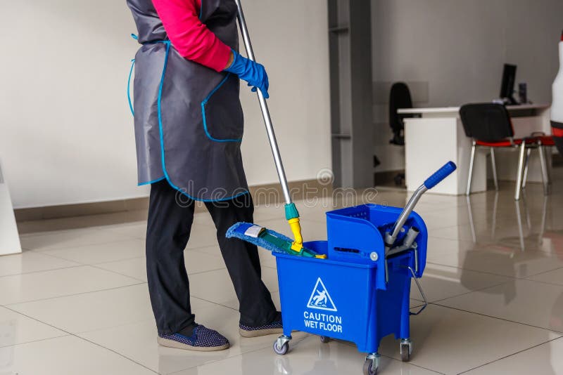 дама с ведром и MOP, очищая компанией стоковое фото дама с ведром и MOP, очищая компанией стоковое фото