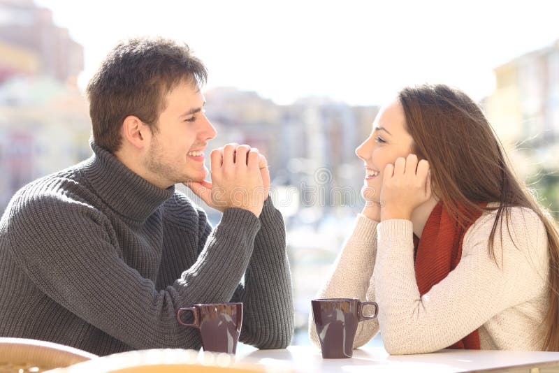 Датировка пар и flirting смотрящ один другого стоковое фото rf Датировка пар и flirting смотрящ один другого стоковое фото rf