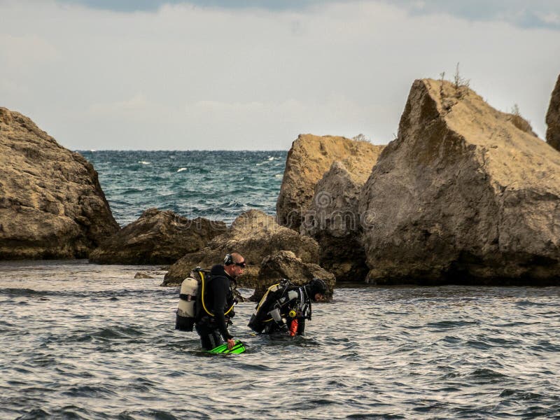 два водолаза возле морских рифов стоковые изображения rf