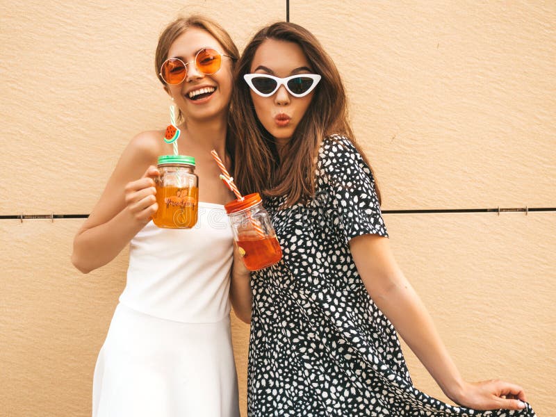 Две девушки в модной летней одежде, улыбающиеся хипстеры Стоковое Фото ...