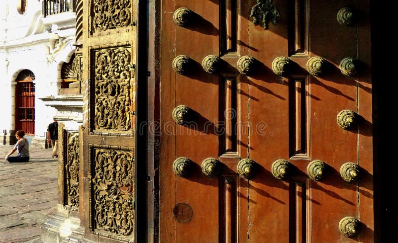 Дверь Convento de Сан-Франциско или монастыря Св.а Франциск Св. Франциск, Лимы, Перу стоковые фотографии rf Дверь Convento de Сан-Франциско или монастыря Св.а Франциск Св. Франциск, Лимы, Перу стоковые фотографии rf