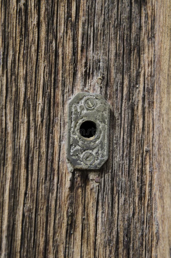 Дверь деревенского винтажного амбара деревянная с концом вверх на keyhole стоковые изображения rf Дверь деревенского винтажного амбара деревянная с концом вверх на keyhole стоковые изображения rf