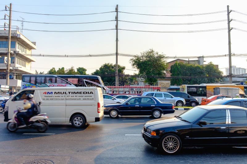 Движение двигает медленно вдоль занятой дороги в Бангкоке, Таиланде стоковые изображения Движение двигает медленно вдоль занятой дороги в Бангкоке, Таиланде стоковые изображения